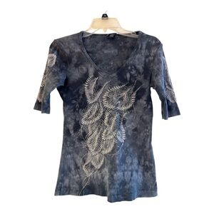 Elegant Feather Print V-Neck Tee